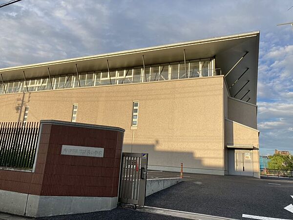 市が洞小学校まで　750m　徒歩約10分●校訓：「明るく　強く　優しく」