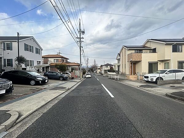小学校徒歩約5分のためお子様の通学時も安心してお見送りできます♪