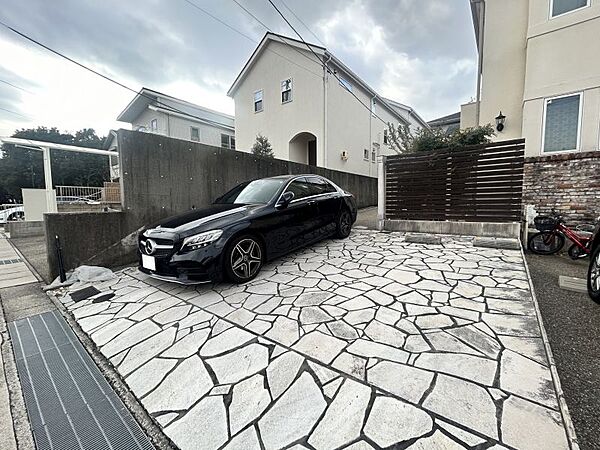 最大4台駐車可能！（車種によります）ご両親やお友達が遊びに来ても安心です！