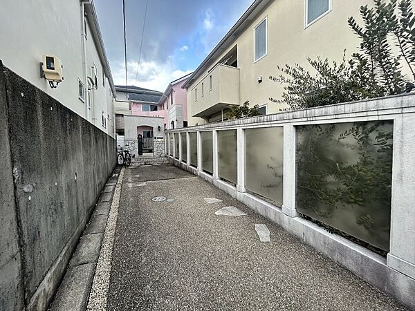 延長敷地の為、道路を走る車の騒音や排気ガス、通行人の視線などを気にせずに暮らせます！