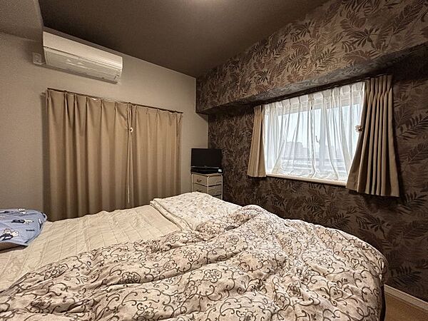 約6.8帖の洋室。各部屋に収納完備でお部屋をすっきりお使いいただけます。