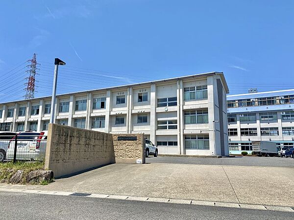 日進西中学校　徒歩約14分●生徒数約892名。イベントや部活動が充実。吹奏楽部やテニス部が活発です。