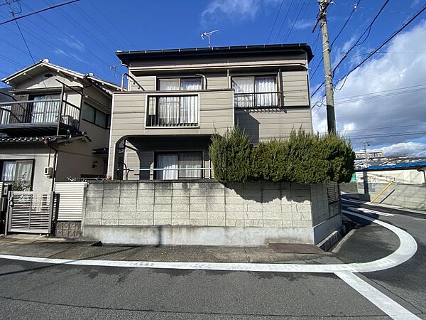 静かな住宅街の一角に立地、落ち着いた佇まいです！