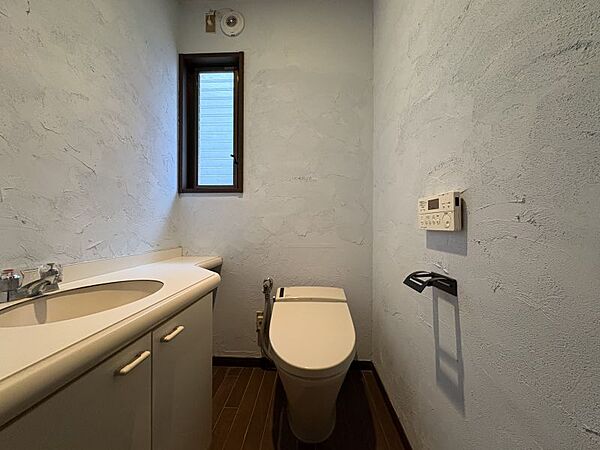 手洗いカウンター付きのトイレです。トイレの中で手を洗えるので、ドアノブが汚れる心配がございません◎