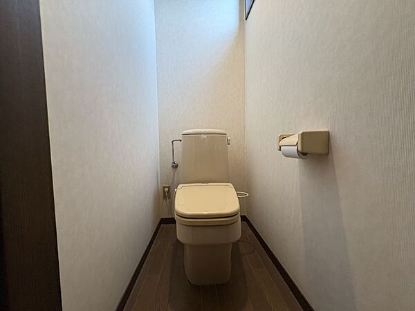 1階・2階それぞれにトイレがあります。階段の上り下りをしなくても良いのは嬉しいですね。