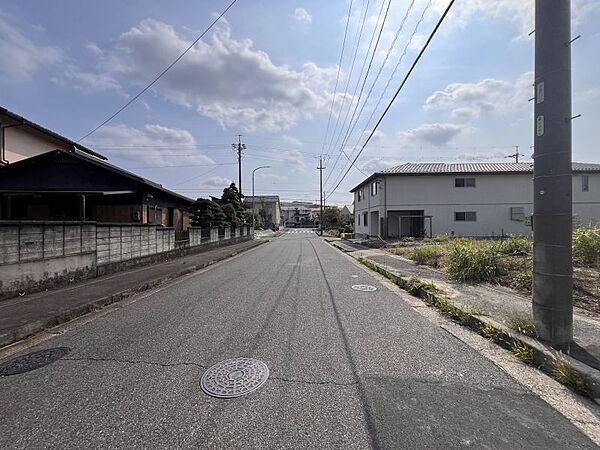 見通しの良い直線道路。毎日の駐車も安心です！