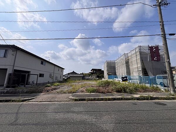 杁ヶ池公園駅から徒歩約10分。通勤・通学にも便利な立地です。（こちらは造成前の写真です。）