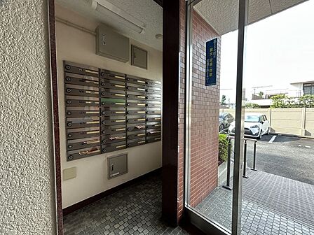 出入口は段差の少ないスロープ設計!重い荷物やベビーカーでも移動ラクラクです♪