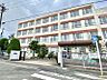 周辺：表山小学校まで　414m　徒歩約6分●校訓「あたたかい心　たくましい体　考える力」対話を通しお互いを認めあい、より深い学びを目指しています。