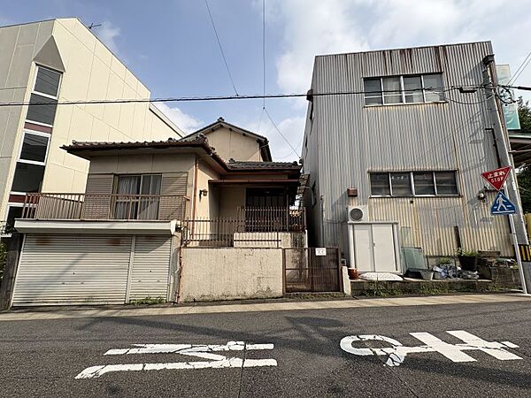 近隣商業施設充実、毎日のお買い物も楽々です。（現況古家有。解体後造成渡し。）