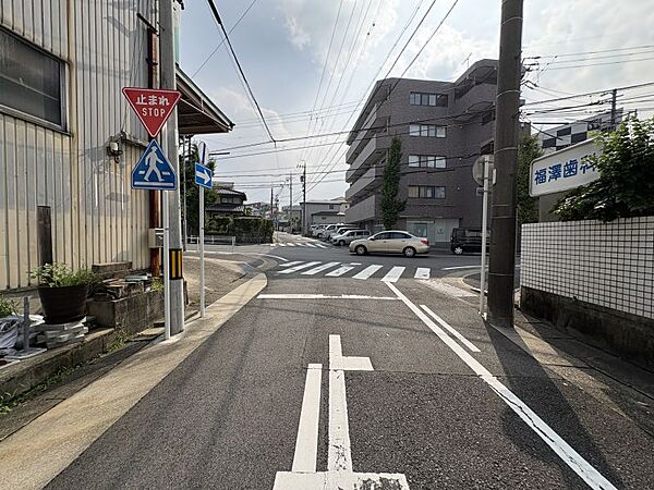 北西側前面道路幅員約6.5ｍ。