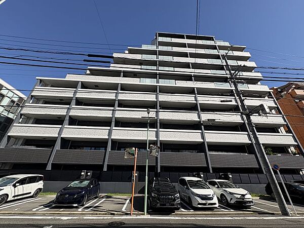地上10階建てのマンション！青空に美しく映える、洗練されたスマートなフォルム♪