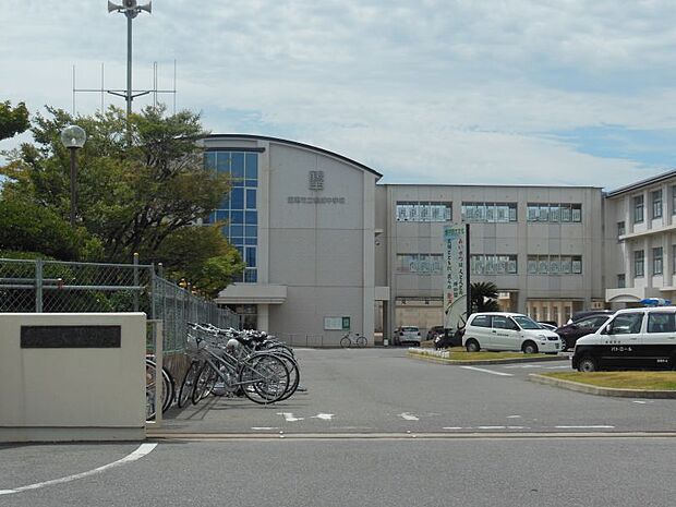 鶴城中学校まで徒歩約38分　約3026ｍ　愛知県西三河南部にある西尾市の北部の住宅市街地と茶園の多い田園地区です。