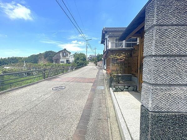 前面道路は交通量も少なく安心です♪