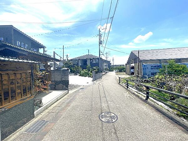 小学校まで徒歩約11分、駅まで徒歩約3分と通勤通学にも便利な立地です♪