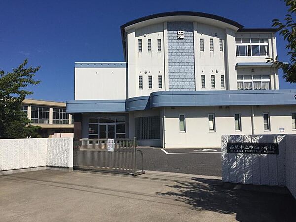 中畑小学校まで　750ｍ　徒歩約10分●確かな学力を育てる学校、明るい笑顔のあふれる学校、地域と固い絆で結ばれた学校、という学校像を掲げています。