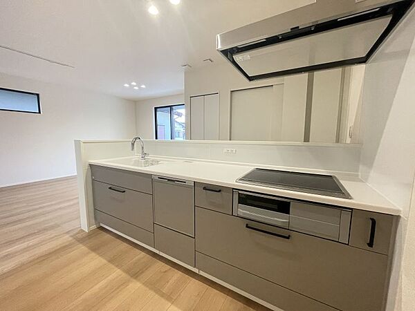 タッチレス水栓、人造大理石一体型シンク採用でより快適なキッチン。家事の時短に食洗機付き。