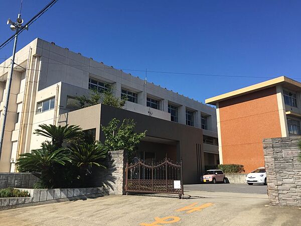 平坂中学校　955ｍ　徒歩約12分　校訓：文武両道を掲げ、「自修」礼節を重んじ、心豊かでたくましい生徒の育成を目指しています。