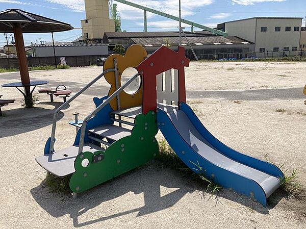 羽塚1号公園　300ｍ　徒歩約4分　複合遊具などの遊具や東屋があり、親子で楽しめる公園です。