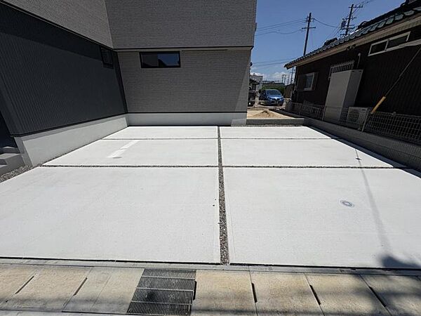 コンクリート仕上げの駐車場です。