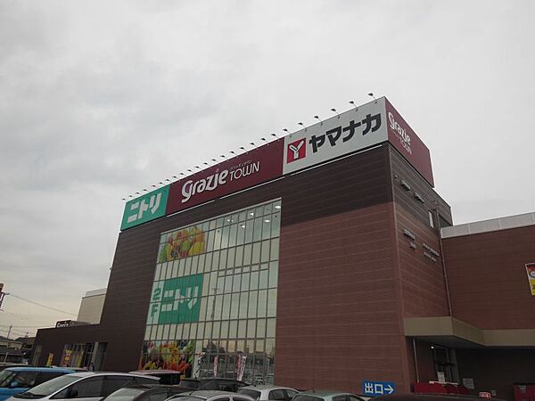 ヤマナカ西尾寄住店まで　2300m　徒歩約29分　営業時間：10時～21時30分