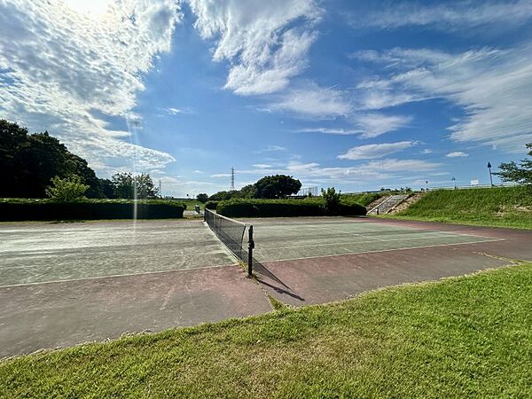 古川緑地まで　712m　徒歩約9分　矢作古川河川敷を利用した河川緑地です。公園内にはブランコ等の遊具の他、バーベキュー場、スポーツ施設等もあります。