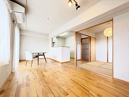 南向きで明るい陽射しが射し込み、爽やかな風が吹き抜ける心地良いリビングです。