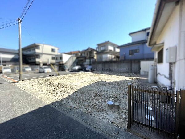 緑の残る穏やかな住環境。近隣商業施設も充実しています。