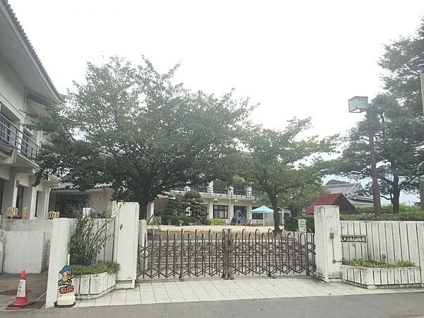 西尾幼稚園まで　1300m　徒歩約17分　西尾幼稚園は、のびのびと子供のペースで成長できるという環境を大切にしています。お米や野菜の栽培をしたり、植物に関心がもてます。