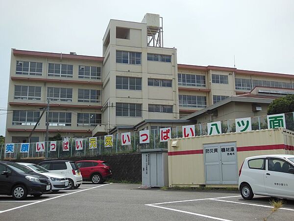 八ツ面小学校まで　1200m　徒歩約15分●「八ツ面プライド(自他の今と将来を決めつけない、成長を諦めない)」を教育信条とし、知育・徳育・体育において幅広く教育の質を高めていきます。
