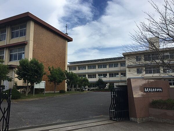 寺津中学校まで　960m　徒歩約12分「明るく　前を向き　人を想うことができる学校」　への実現を目指します。