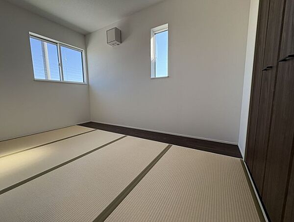 板の間付きの和室は畳を気づ付けずに家具を置きやすいです◎