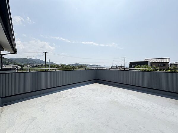 広々としたバルコニーは洗濯だけでなく屋外水栓付きでお子様のプールや家庭菜園など多彩に活用できます♪