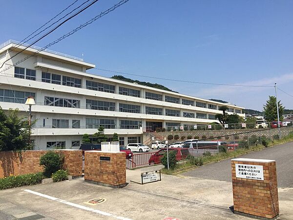 幡豆小学校まで　1611m　徒歩約21分●幡豆小学校では、「明るく・正しく・強く」という校訓を掲げ、「地域社会に生きる子」の育成へと務めます。