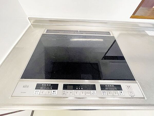 フラットでお手入れラクラクなIHクッキングヒーター！火を使わず安心です♪