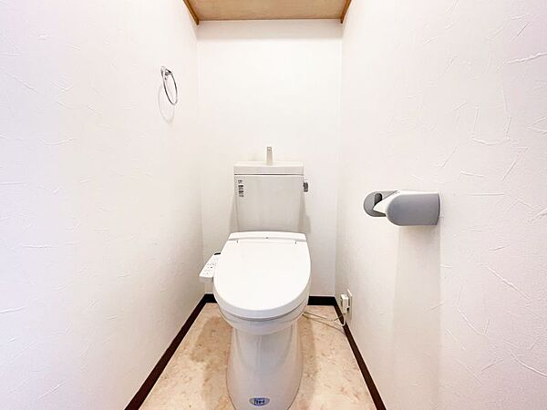 トイレは快適な温水洗浄便座付きです♪