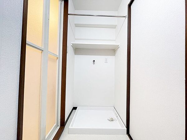 洗面室には室内洗濯機置き場完備！上部収納棚で洗剤の置き場所にも困りません♪