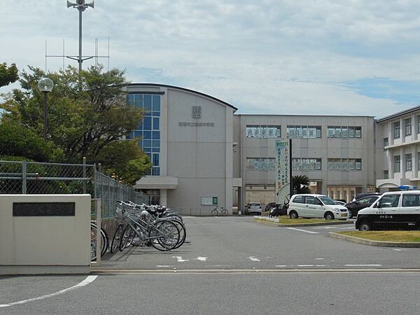 鶴城中学校まで　750m　徒歩約10分●愛知県内で生徒数・職員数最大級の中学校です。「確かな学力・豊かな心・健やかな体」を備えた生徒の育成を目指します。