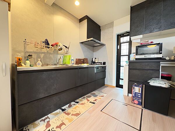奥にキッチンがあり、匂いがリビングまで充満しにくく快適◎勝手口もありゴミ出しなどにも便利です。