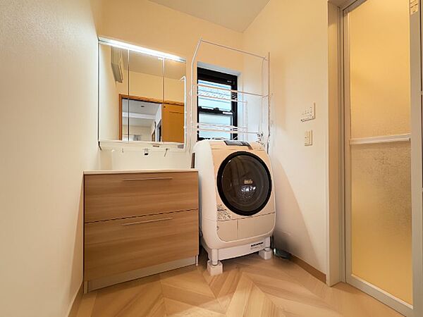 三面鏡の収納豊富な洗面台。スキンケア用品など沢山収納出来ます♪