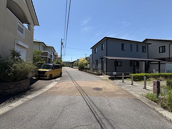 前面道路は約6mと広く、お車の出し入れに安心の広さがございます！