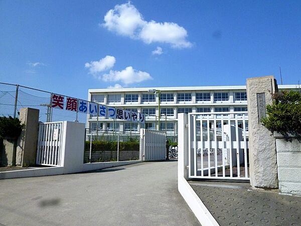 新川中学校まで　1869m　徒歩約24分●自律のできる人間性豊かな生徒・人の話をよく聴き、自ら学び、自ら考えるたくましい気力と体力を持つ生徒の育成に努めます。