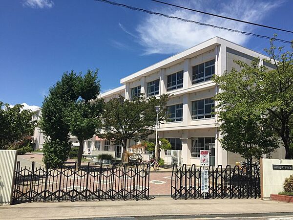 花ノ木小学校まで　403m　徒歩約6分●めざす子供像「自ら進んで学ぼうとする子。」「自分の考えを伝え合い、互いの考えを認め合える子。」「自らの学びを深めていこうとする子。」