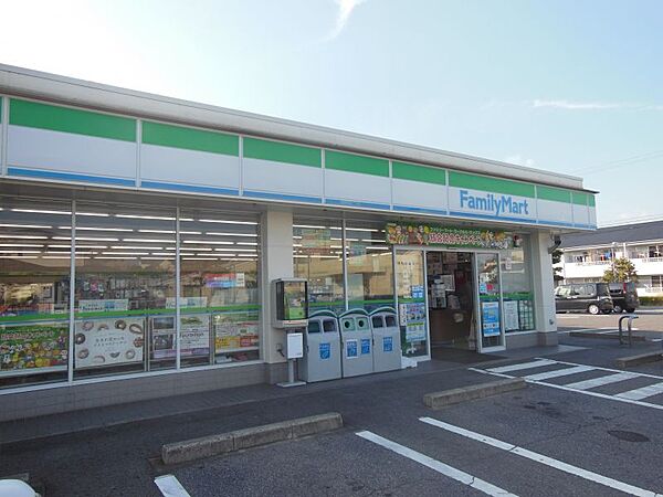 ファミリーマート西尾今川町店まで　487m　徒歩約7分●何かと便利なコンビニ。公共料金の支払いや商品の受け取りなどにも！
