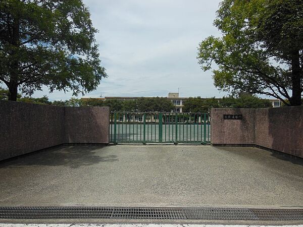 鶴城小学校まで　391m　徒歩約5分●【経営方針】つ な い で つ く る 鶴 小 の 教 育 ”全校児童の心をつなぎ、歌声の響く学校づくりに努めます。