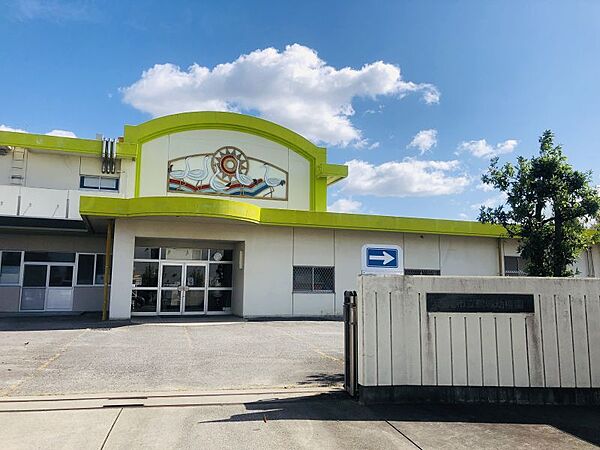 鶴城幼稚園　459ｍ　徒歩約6分　遊びを通して、考える力や想像する力を伸ばします。