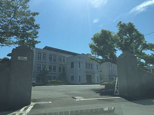 西尾小学校まで　800m　徒歩約10分　西尾小学校は、校訓「よい子 つよい子 かしこい子」を掲げており、調和のとれた子供の育成に努めています。