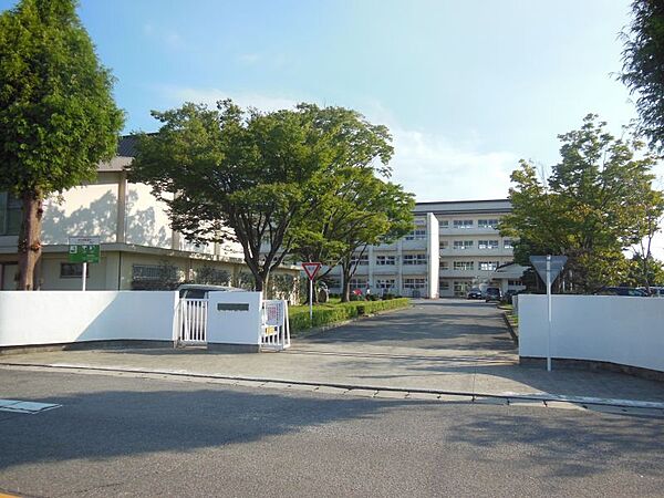 西尾中学校まで　2000m　徒歩約25分　「チーム・オアシス」を合い言葉に、【子ども】【環境】【関わり】【大人】という4つの視点を定め、教育活動に取り組みます。