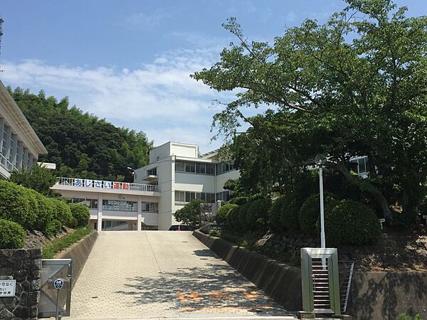 幡豆中学校まで　1112m　徒歩約14分●◆幡豆中教育　経営方針◆自ら学び、深く考え、心豊かで、たくましく生きる幡豆中生　校訓：「努力を基盤に（努力とは続けることである）」