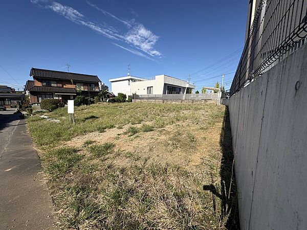 周辺に高い建物が無いため、広い空が広がっています。風通しも良好です♪